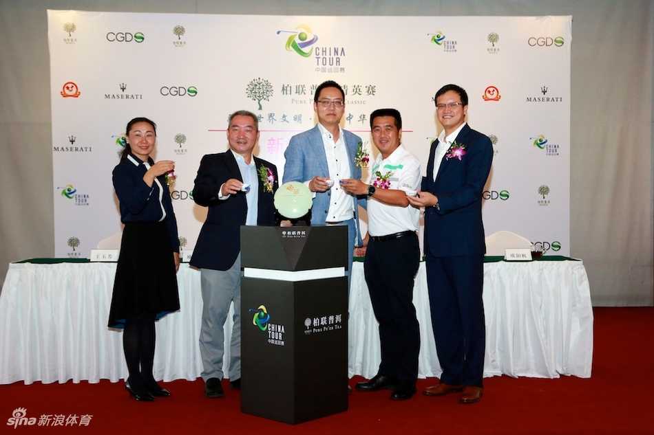 高尔夫球手以教科书般的沉稳站姿准备击球，身体形成完美的动力轴线