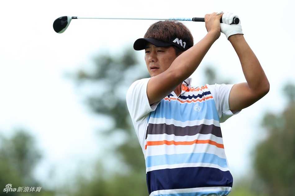 赛事嘉宾与获奖选手在主席台亲切合影，共同庆祝比赛的圆满成功