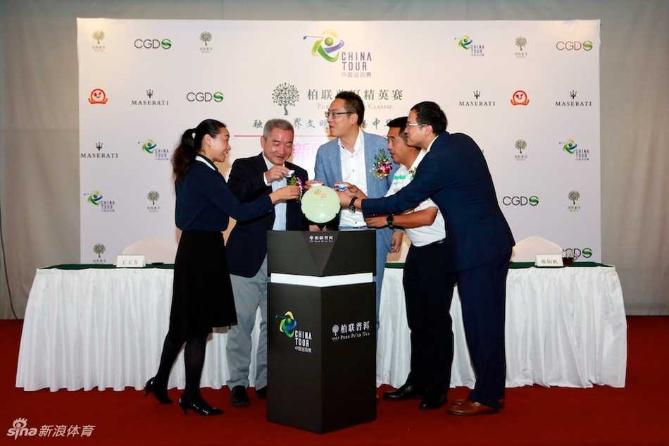 球手屏息凝神，在果岭上轻推小球，精准计算着力度与坡度