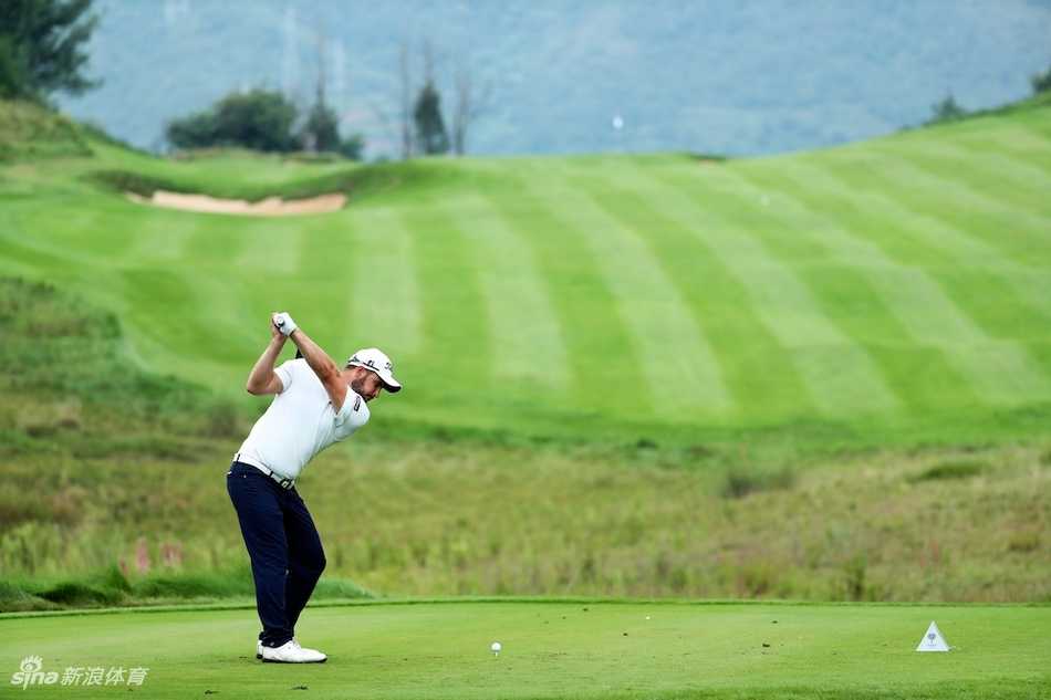 选手优雅完成收杆动作，身体充分舒展，目光追随着空中划出完美弧线的小球