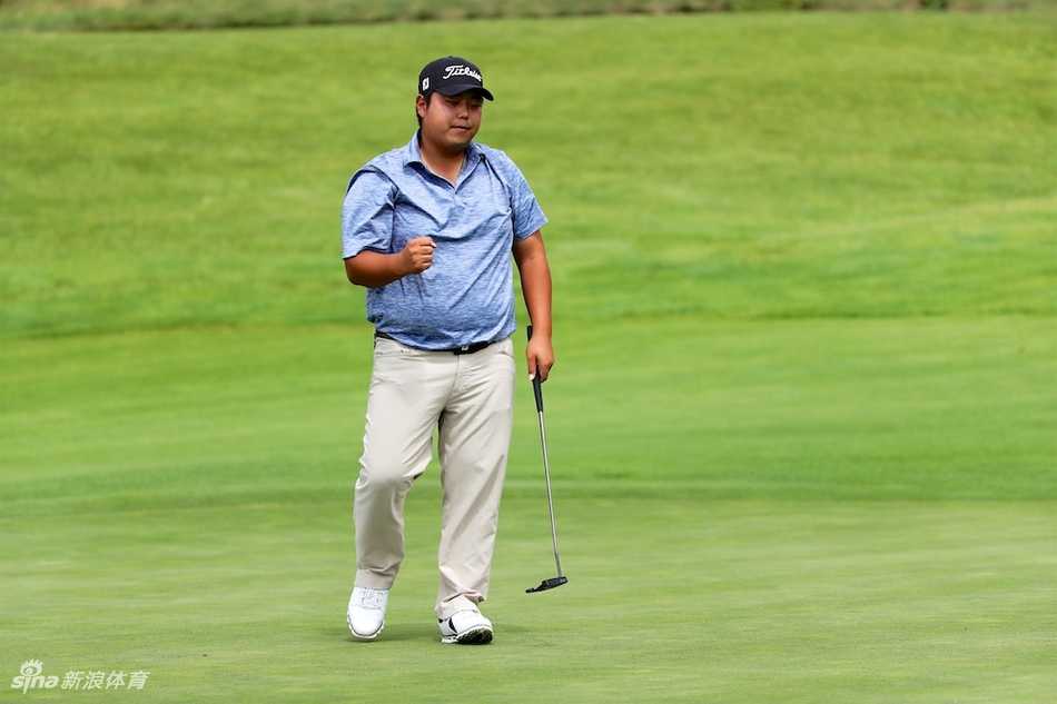 另一位球手正全神贯注地进行上杆，力量与姿态在瞬间达到完美的平衡