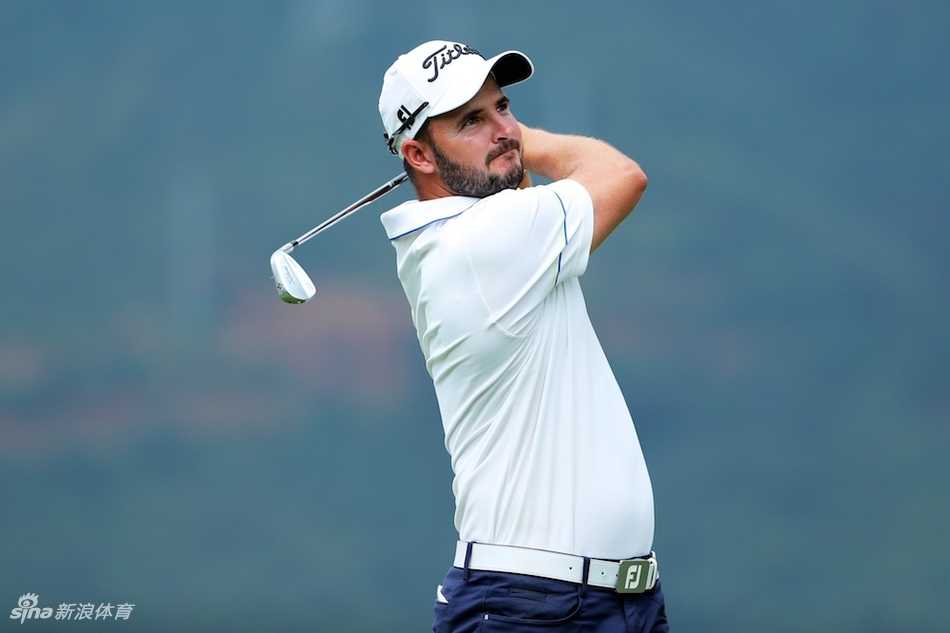 绿茵场上，球手保持完美的起始姿势，眼神锐利地锁定远方的目标