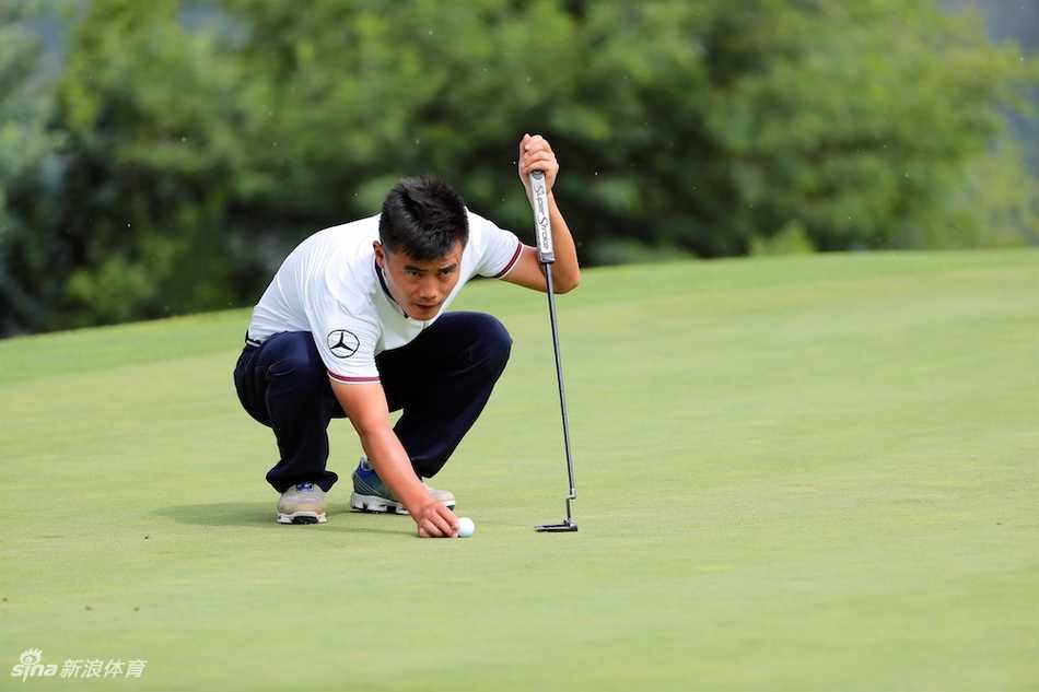 冠军球手面带微笑，单手举起奖杯，向观众席致意，身后是广阔的球场与蓝天