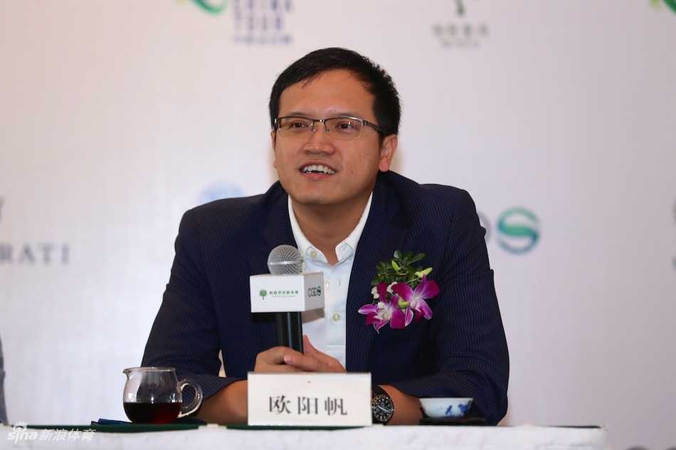 球手侧身站立，双手紧握球杆，正专注于调整握杆的细微角度与力道