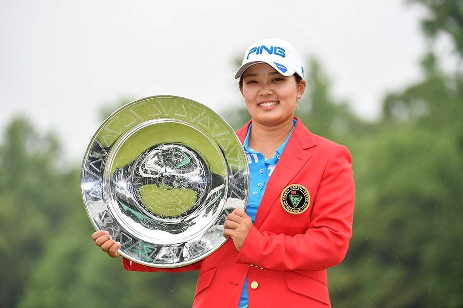 爱酱雨中捧杯闪耀东方明珠 石昱婷主场奋战展露锋芒 铃木爱面带灿烂笑容,在观众热情的欢呼声中,双手高高举起象征着荣耀的冠军奖杯,身后是东方明珠球场的绿茵与天空。