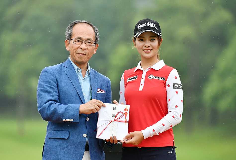 爱酱雨中捧杯闪耀东方明珠 石昱婷主场奋战展露锋芒 冠军副赏陈列区:一辆崭新的红色保时捷跑车熠熠生辉,旁边整齐摆放着获得冠军后可赢取的精美咖啡礼盒、包装考究的当地特产以及新鲜欲滴的当季水果。