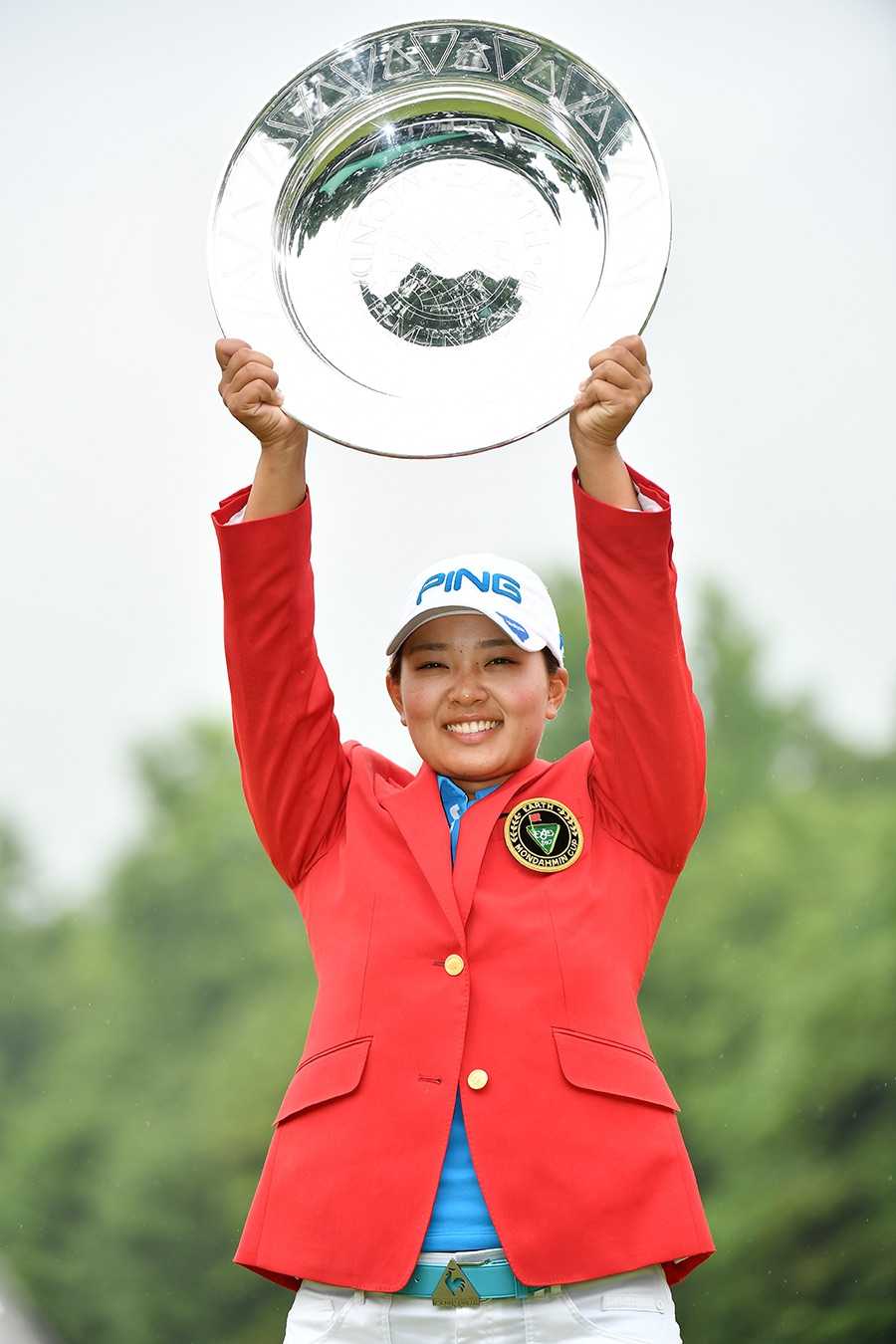 爱酱雨中捧杯闪耀东方明珠 石昱婷主场奋战展露锋芒 张维维站在发球台上,完成一记漂亮的一杆进洞后,与身旁的球童兴奋击掌庆祝,周围其他球员也投来惊叹的目光。