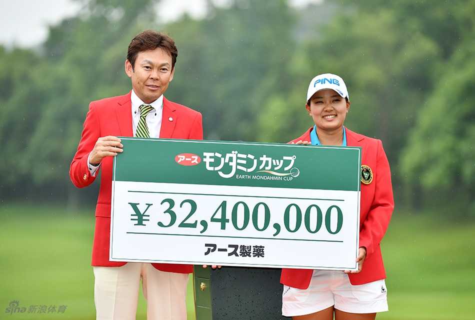 爱酱雨中捧杯闪耀东方明珠 石昱婷主场奋战展露锋芒 石昱婷在练习果岭上专注地进行推杆热身,她目光如炬地观察着草纹与坡度,为即将开始的比赛做最后准备。