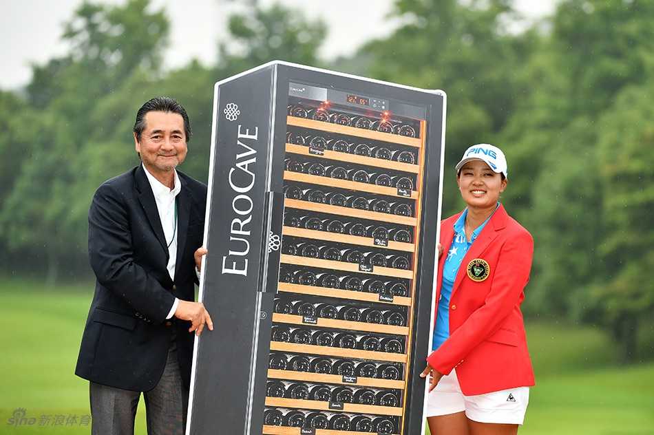 爱酱雨中捧杯闪耀东方明珠 石昱婷主场奋战展露锋芒 石昱婷身穿雨衣,在连绵的雨丝中毅然走向下一个击球点,她的眼神坚定,展现出不畏恶劣天气的竞技决心。