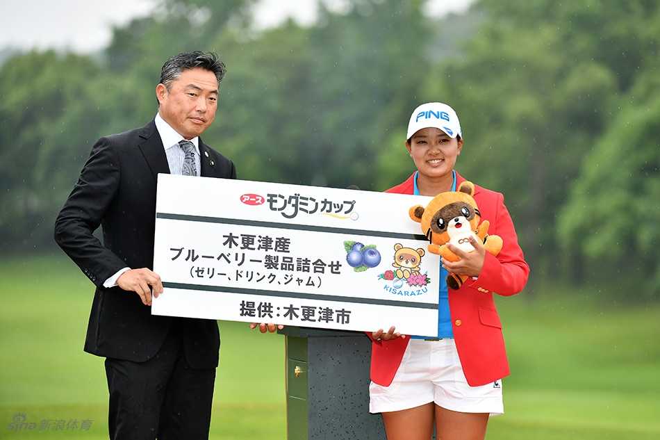 爱酱雨中捧杯闪耀东方明珠 石昱婷主场奋战展露锋芒 特写镜头捕捉到石昱婷在比赛中凝神思考击球策略的瞬间,她轻抿嘴唇,神情严肃而专注。