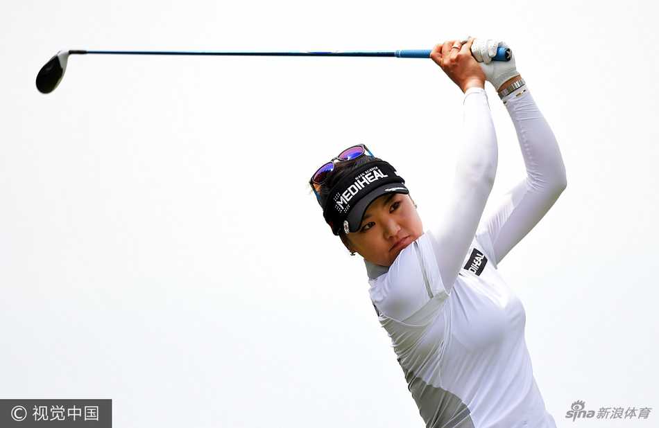 世界第一柳箫然在比赛中全神贯注地观察果岭推杆线路，目光如炬，展现出王者般的专注与气场。