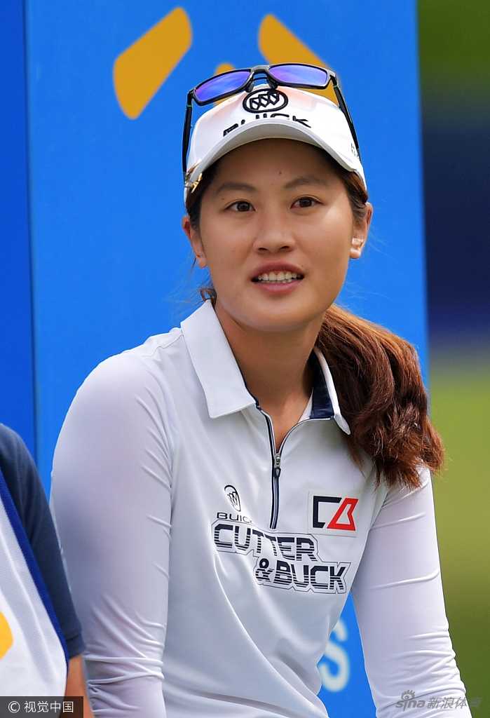 新西兰名将高宝璟在果岭边细心切杆，表情认真而柔和，阳光洒在她的身上，勾勒出优美的运动轮廓。