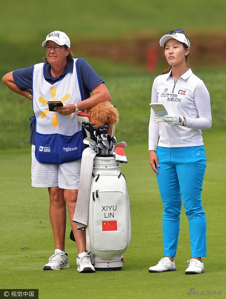 日本球员宫里蓝在沙坑中救球，沙粒飞扬瞬间展现了她精湛的短杆技术和临场应变能力。