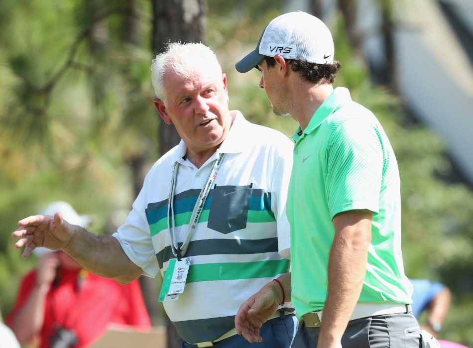 父爱相伴沙坑砺剑,小麦的救赎与奔跑 麦克罗伊与父亲在练习果岭边专注交流,父亲的目光中充满信任与支持。