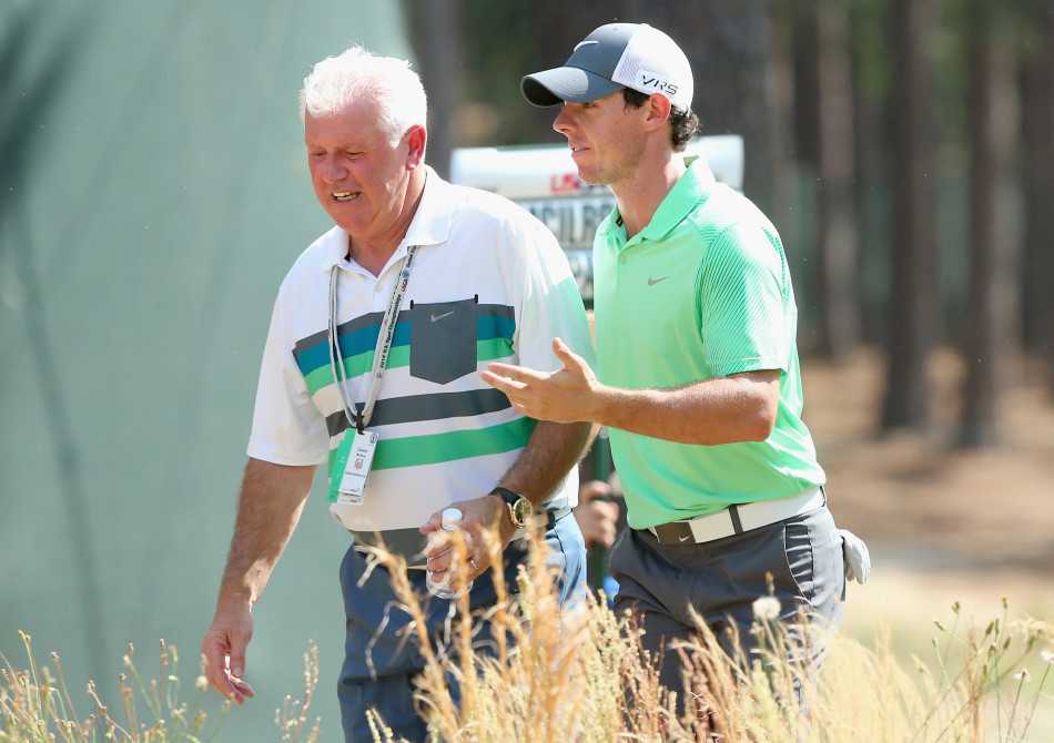 父爱相伴沙坑砺剑,小麦的救赎与奔跑 麦克罗伊在沙坑中全神贯注地练习救球,沙砾飞扬,他正将曾经的弱点变为武器。