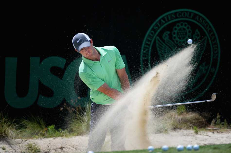 父爱相伴沙坑砺剑,小麦的救赎与奔跑 麦克罗伊从球包中抽出一支挖起杆,眼神锐利如即将出击的战士,准备攻克球场上的任何挑战。