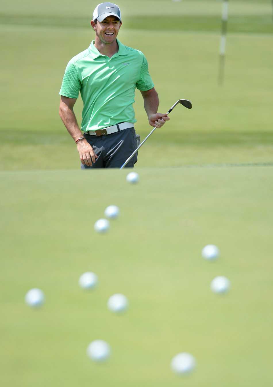 父爱相伴沙坑砺剑,小麦的救赎与奔跑 麦克罗伊在果岭边细致地打磨短杆技术,每一次切击都追求精准的落点和停球。