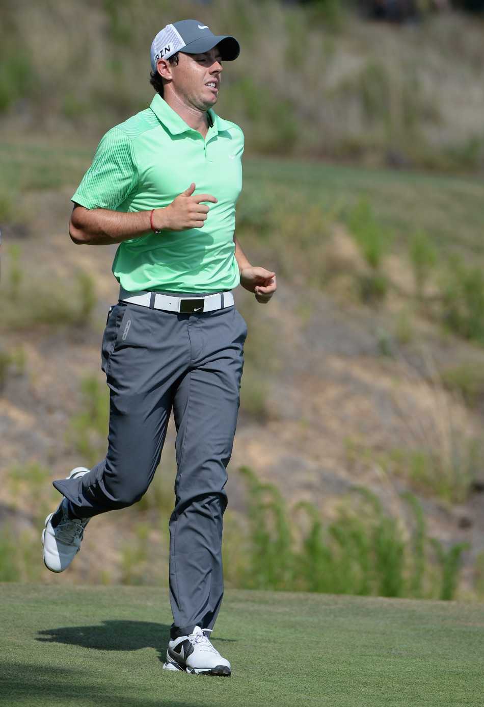 父爱相伴沙坑砺剑,小麦的救赎与奔跑 麦克罗伊与短杆教练戴夫·斯托克顿并肩行走在球场上,专注地交流着技术细节。