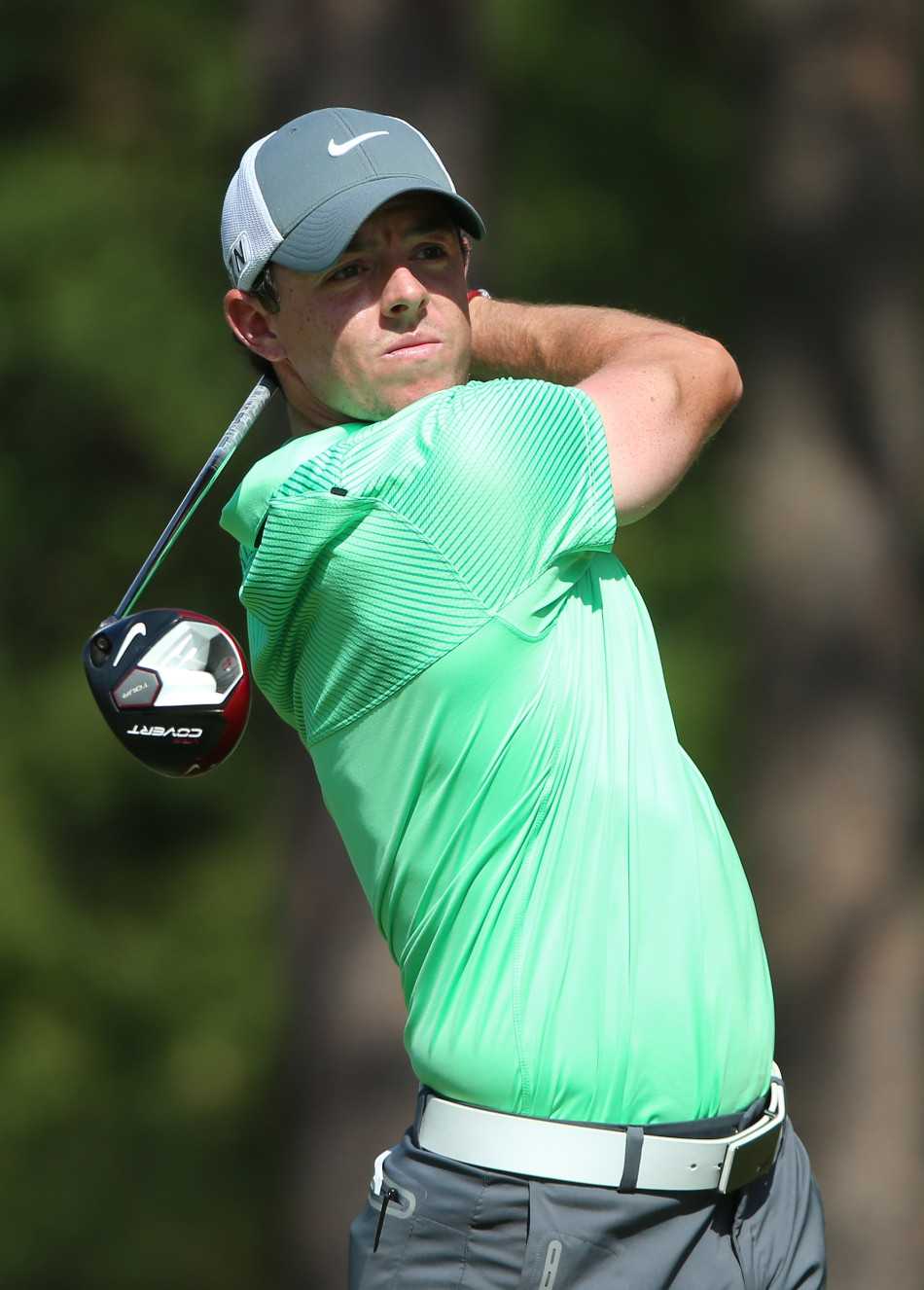 父爱相伴沙坑砺剑,小麦的救赎与奔跑 父亲陪伴麦克罗伊备战,两人走在绿意盎然的球道上,背影中透着默契与坚定。