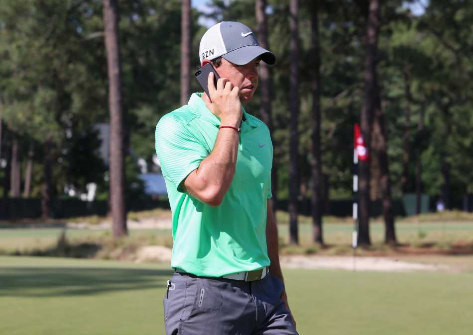 父爱相伴沙坑砺剑,小麦的救赎与奔跑 麦克罗伊在比赛中凝神观察球路,评估场上状况,眼神冷静而专注。