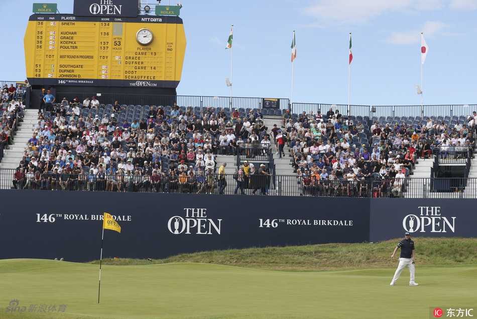 同组球员杰森·杜夫纳面带笑容，真诚地向格雷斯伸出手，表达对其创造历史的祝贺。