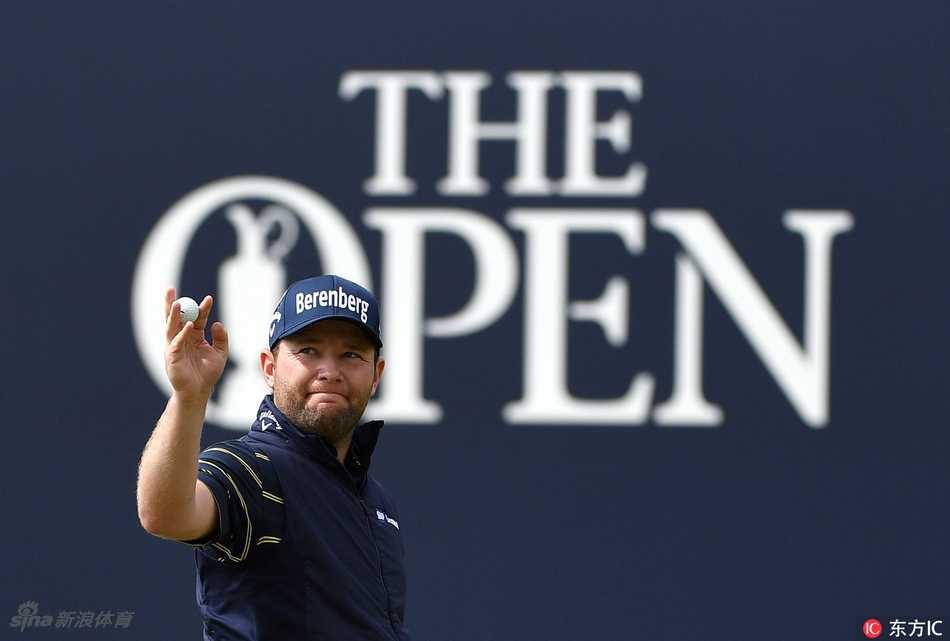 格雷斯在球道中央优雅地完成一记铁杆挥杆，身体姿态平衡而充满力量，小球正飞向旗杆。