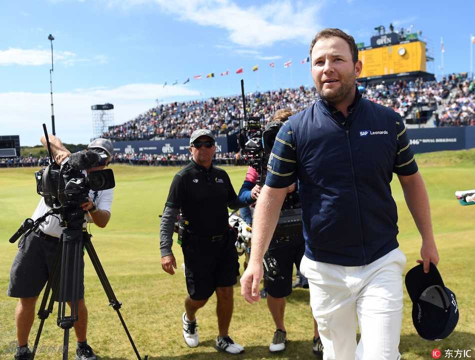 格雷斯与他的球童在果岭边激动地拥抱庆祝，球童的脸上洋溢着巨大的自豪感。