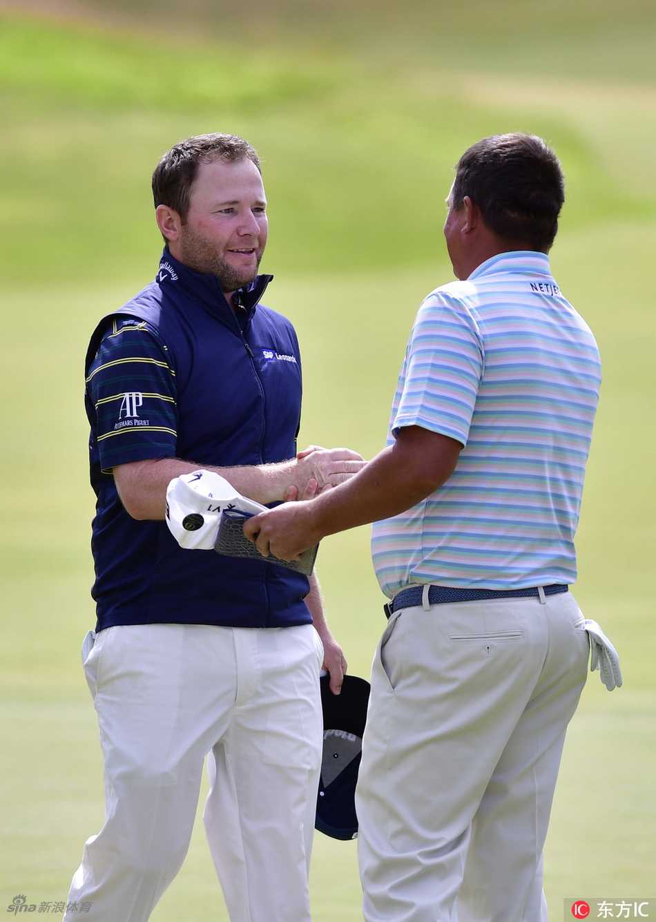 格雷斯在采访中开怀大笑，与旁人谈笑风生，展现出创造历史后的轻松与喜悦。