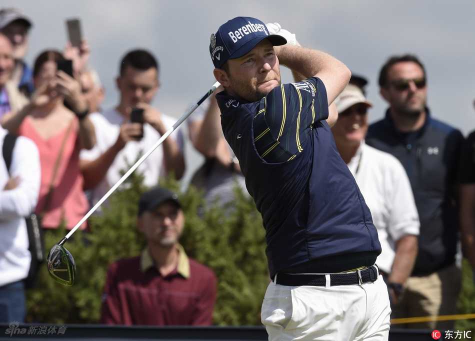 格雷斯在第十六洞成功推入小鸟推后，紧握拳头，向空中奋力一挥，宣泄着内心的激情。