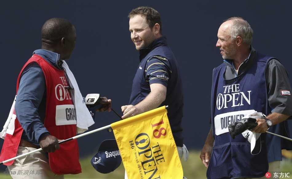 格雷斯站在果岭上，手握推杆，脸上绽放着灿烂无比的笑容，阳光洒满全身。