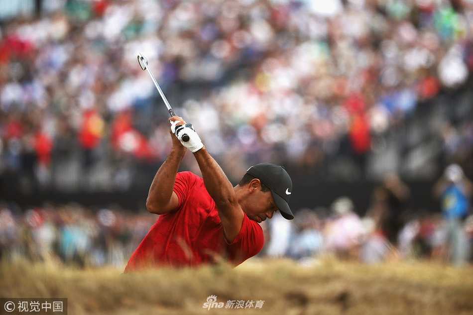 狂风卡诺斯蒂见证王者归来路 伍兹憾失领先虽败犹荣 伍兹凝神注视小球飞行,卡诺斯蒂的海风扬起他衣角,眼神中是对胜利的渴望