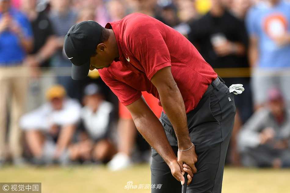 狂风卡诺斯蒂见证王者归来路 伍兹憾失领先虽败犹荣 伍兹在长草中审慎观察球位,眉头微蹙,思考如何化解艰难局面