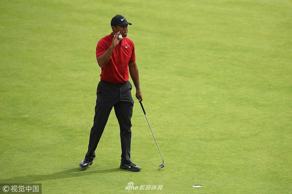 狂风卡诺斯蒂见证王者归来路 伍兹憾失领先虽败犹荣 老虎伍兹在球道上稳健挥杆,身体姿态展现出惊人的控制力与恢复成果