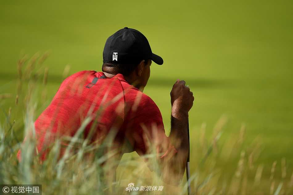 狂风卡诺斯蒂见证王者归来路 伍兹憾失领先虽败犹荣 伍兹面对关键推杆果断出手,瞬间的姿态凝聚了全场目光与所有压力