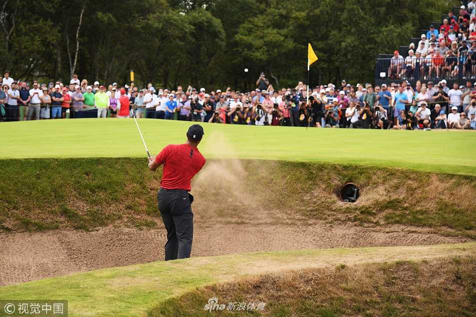 狂风卡诺斯蒂见证王者归来路 伍兹憾失领先虽败犹荣 比赛结束后,伍兹的儿女冲上果岭给他暖心拥抱,温情画面驱散失利阴霾