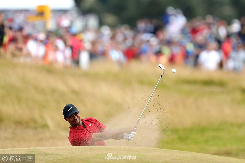 夕阳下伍兹与球童并肩离开赛场，长长的影子映在草地上，故事未完待续