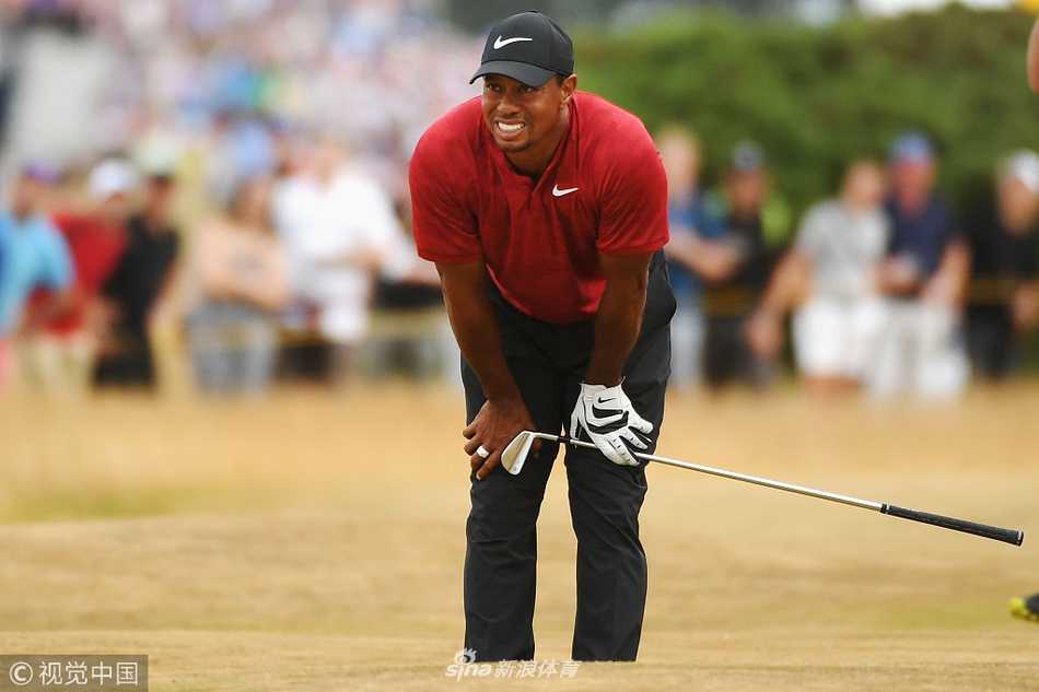 狂风卡诺斯蒂见证王者归来路 伍兹憾失领先虽败犹荣 伍兹背对镜头走向下一个洞,孤独而坚定的身影与广阔球场融为一体