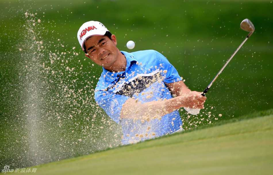 梁文冲火石孤军奋战记 梁文冲在火石球场茂密树丛环绕的球道上进行精准切击,小球划过一道优雅弧线飞向果岭。