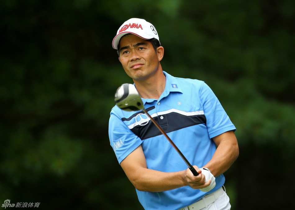 梁文冲火石孤军奋战记 梁文冲在发球台全力开球,身体充分扭转,展现出力量与技巧的完美结合,白色小球如流星般射向球道。