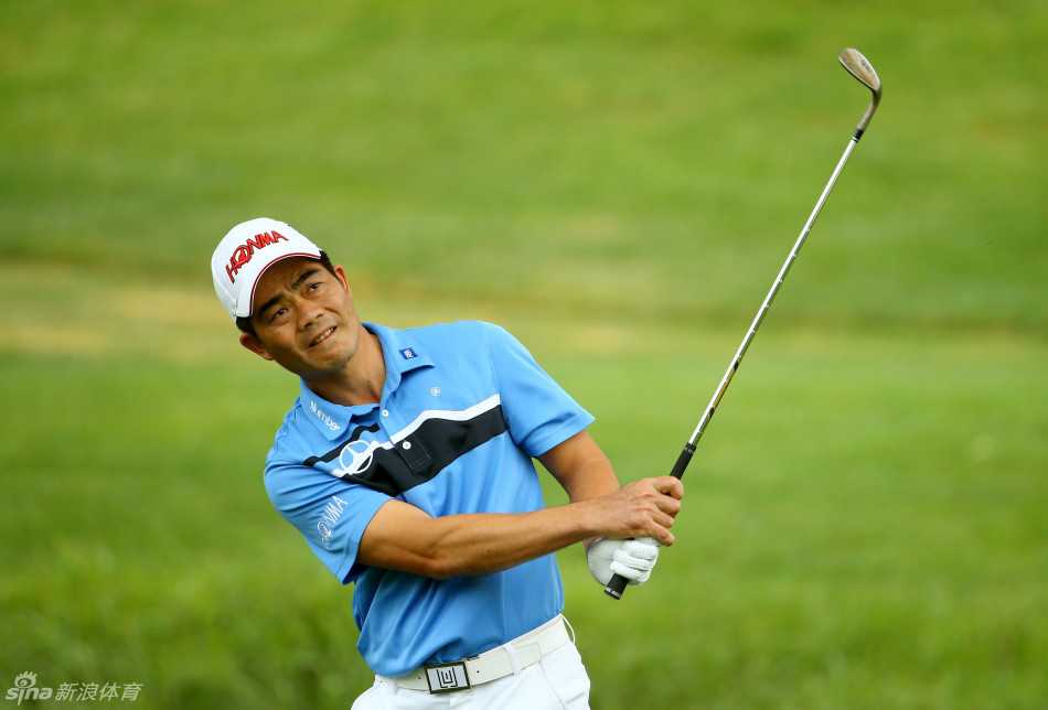 梁文冲火石孤军奋战记 梁文冲站在火石球场发球台,目光坚定地望向远方狭窄的球道,一场孤独而荣耀的挑战即将开始。