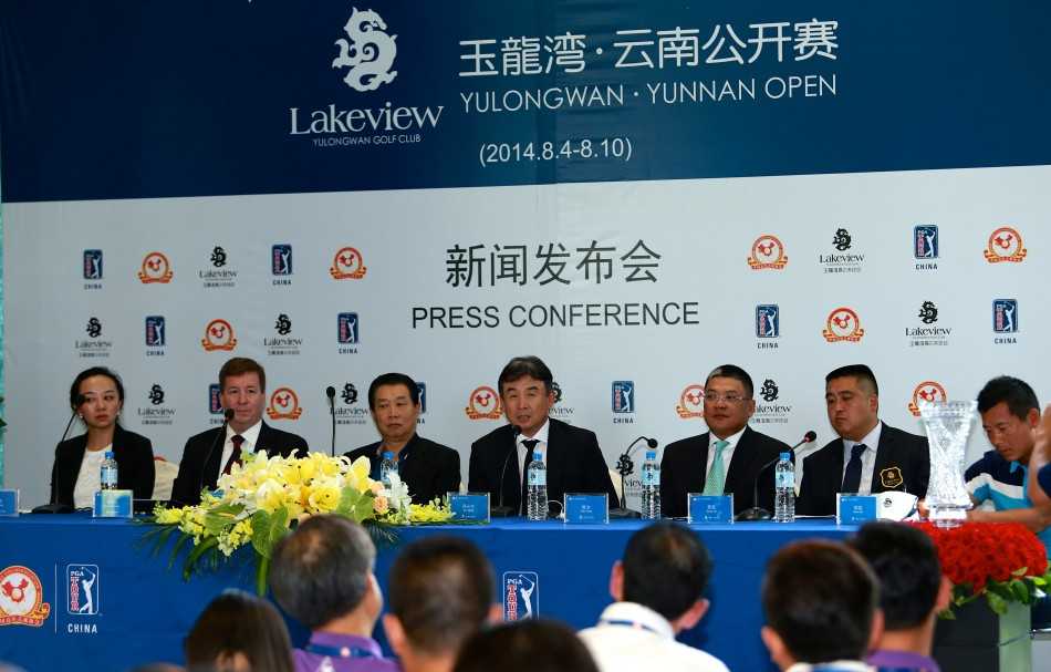 玉龙湾畔高球献爱心 默哀捐款支援鲁甸震区 玉龙湾球会总经理龚磊在发布会致辞,宣布创新慈善捐款方案