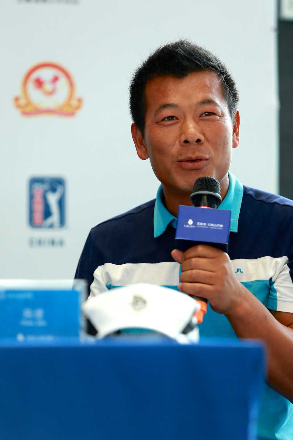 玉龙湾畔高球献爱心 默哀捐款支援鲁甸震区 云南本土球员陈建认真聆听发布会,眼神中充满对赛事的期待
