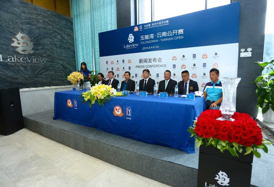 玉龙湾畔高球献爱心 默哀捐款支援鲁甸震区 中奥体育产业有限公司总裁孙立平在台上发言,介绍赛事整体爱心举措