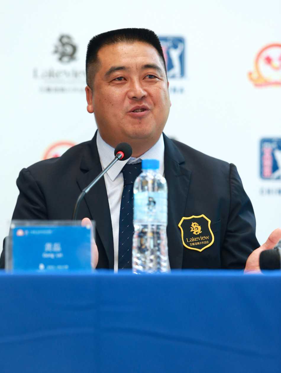 玉龙湾畔高球献爱心 默哀捐款支援鲁甸震区 新闻发布会现场全景,背景板展示着云南公开赛的标志,氛围庄重