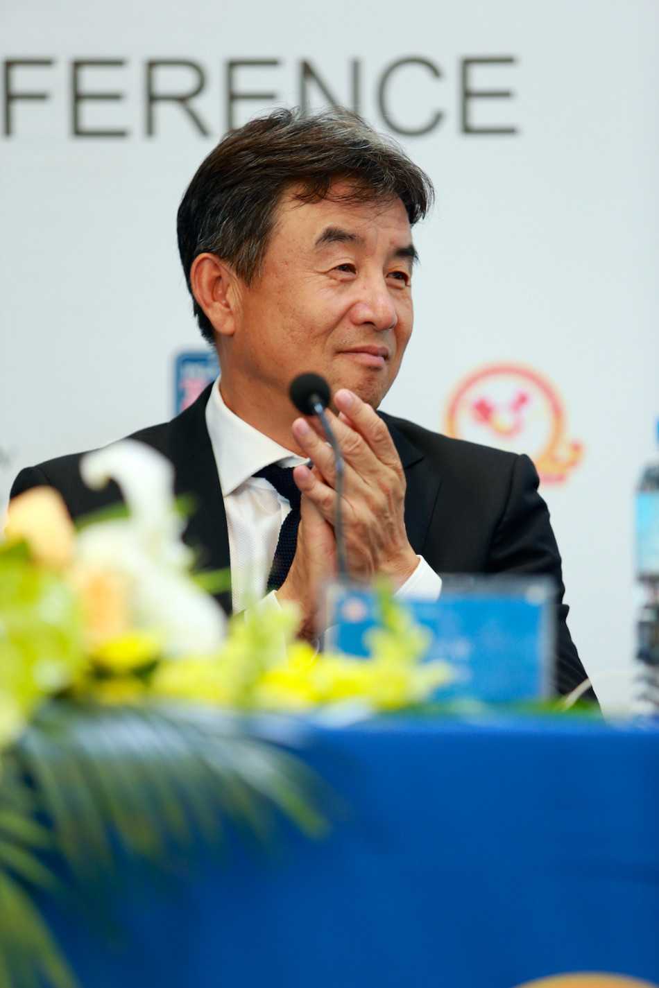 玉龙湾畔高球献爱心 默哀捐款支援鲁甸震区 媒体记者聚集在发布会现场,用镜头和笔记录下这场特别的赛事启幕