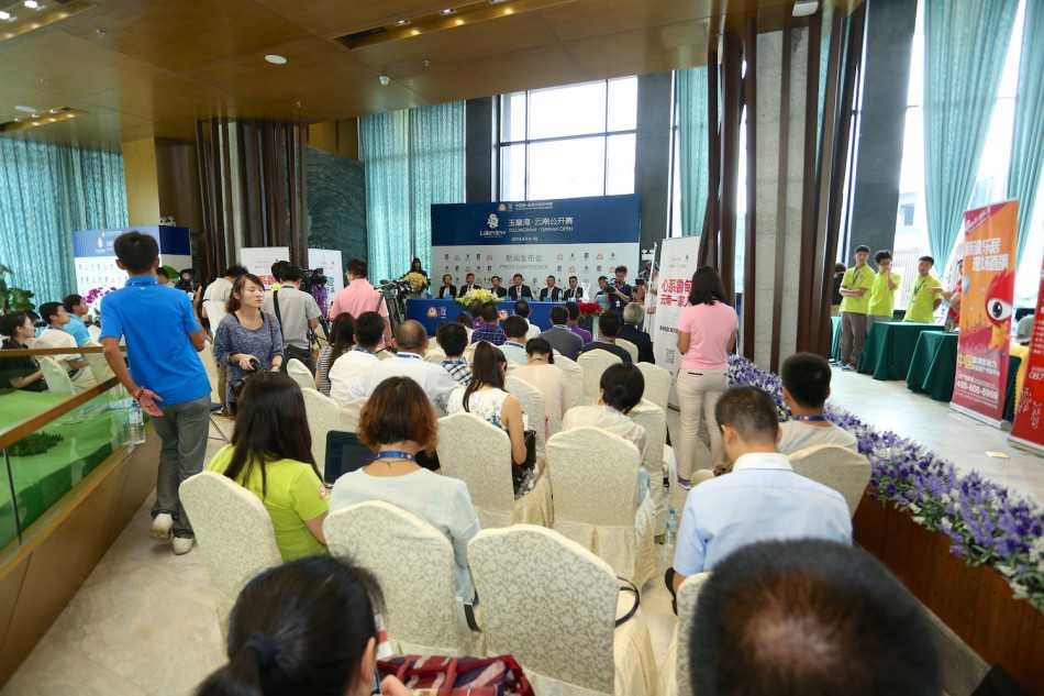 玉龙湾畔高球献爱心 默哀捐款支援鲁甸震区 发布会嘉宾席全景,各界代表就座,共同见证体育与慈善的结合