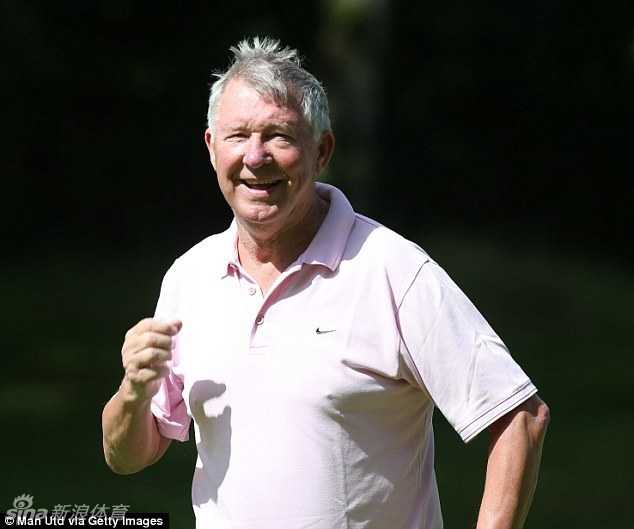 梦剧场光影流转:范加尔的红色旅程与红魔传承 范加尔面带标志性灿烂笑容向老特拉福德看台致意,梦剧场座无虚席迎接新时代