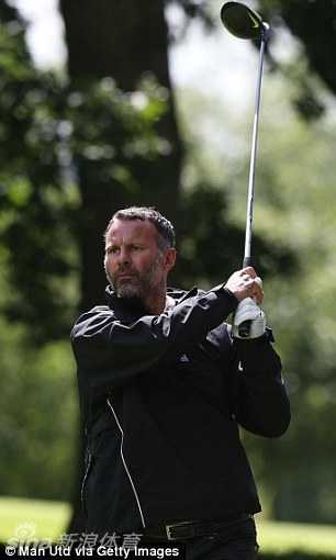 梦剧场光影流转:范加尔的红色旅程与红魔传承 老爵爷弗格森坐在看台专注凝望赛场,眼神中是对曼联不变的深切关注