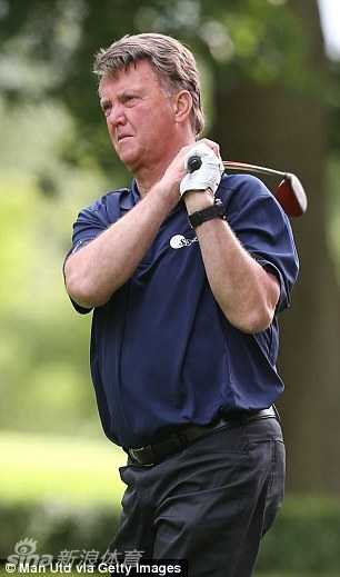 梦剧场光影流转:范加尔的红色旅程与红魔传承 曼联队长鲁尼在比赛中全力以赴与对手激烈争抢,展现红魔领袖血性