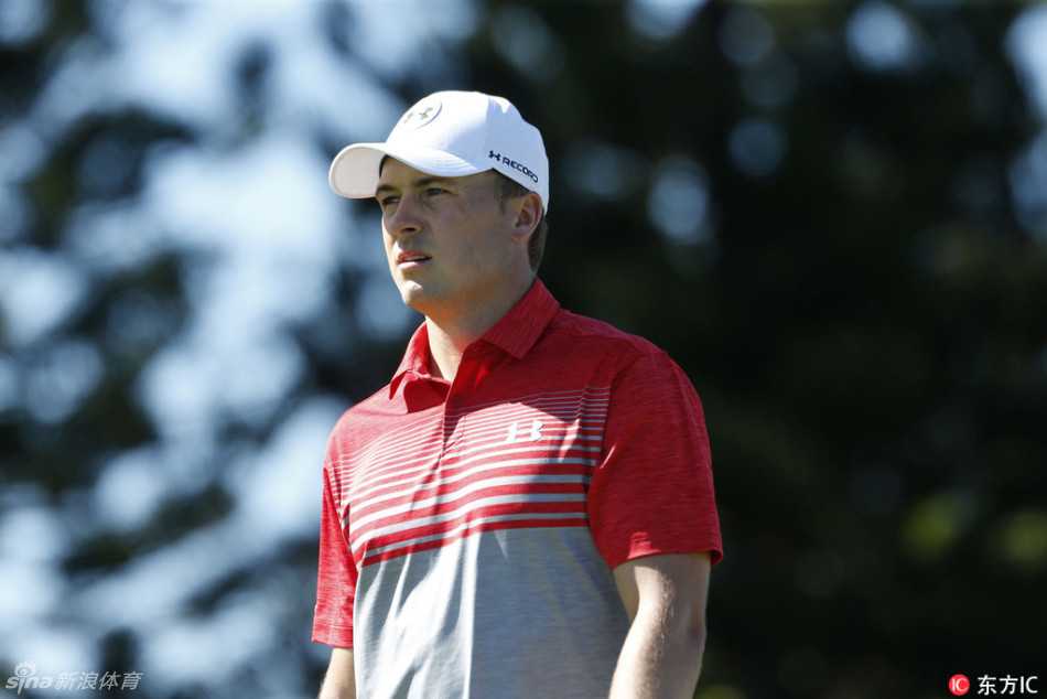 王者之争卡帕鲁亚巅峰对决简森戴伊领军斯皮思捍卫荣耀 简森·戴伊在发球台上凝神准备,身后是夏威夷卡帕鲁亚标志性的辽阔海景与起伏球道。